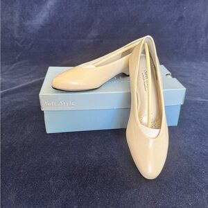 Soft Style Cream Flats with Glossy Finish